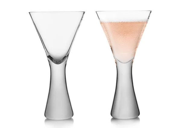 玫瑰粉红的葡萄酒和白色的香槟酒杯精品餐厅空荡荡的 — 图库照片