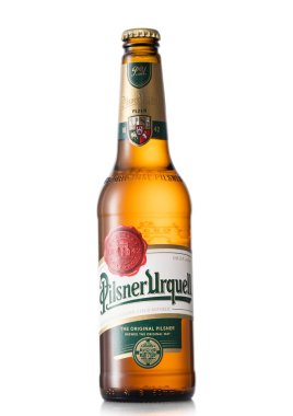 LONDON, İngiltere - 06 Temmuz 2022: Beyaz bira üzerine Pilsner Urquell czech premium bira .