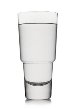 Lüks bir bardak, beyaz üzerine doğal maden suyu..