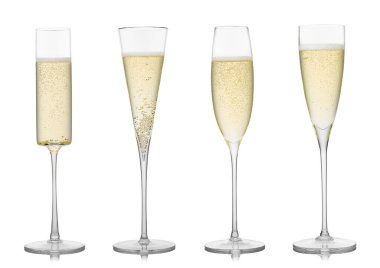 Beyaz üzerine çeşitli lüks kristal el yapımı şampanya bardakları..