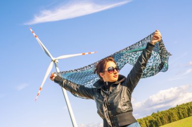 Tuval-pelerin ve windturbine arka planda tutan kız