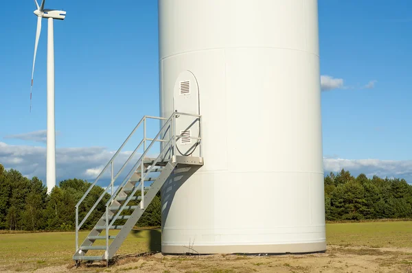 Windturbine na słoneczny dzień — Zdjęcie stockowe