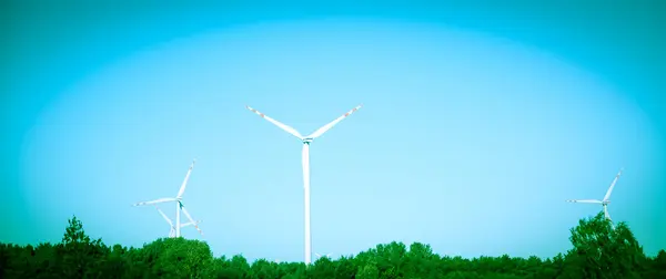 Turbina a vento nella giornata di sole — Foto Stock