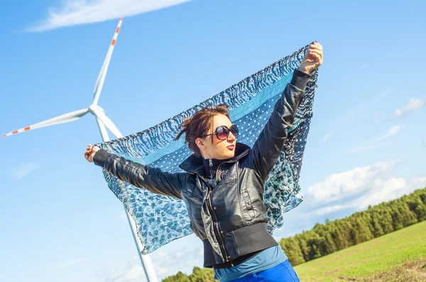 Meisje holding doek-Kaap en windturbine in achtergrond — Stockfoto