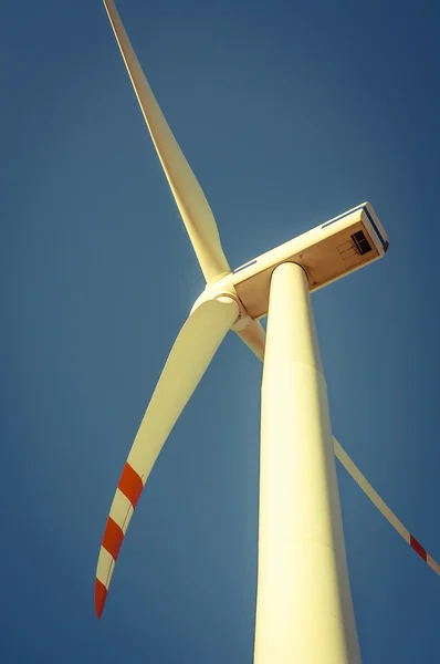 Turbina eólica no dia ensolarado — Fotografia de Stock