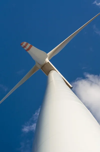 Turbina eólica no dia ensolarado — Fotografia de Stock