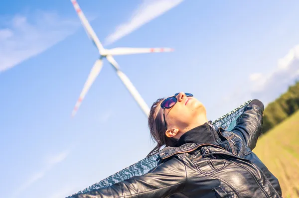 Meisje holding doek-Kaap en windturbine in achtergrond — Stockfoto