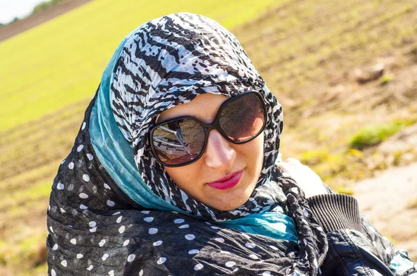 Chica musulmana vistiendo higab — Foto de Stock