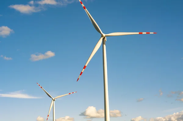 Turbina a vento nella giornata di sole — Foto Stock