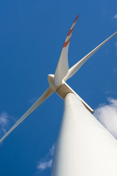Windturbine op zonnige dag — Stockfoto
