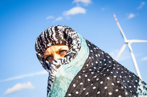 Moslim meisje en windturbine in de achtergrond — Stockfoto