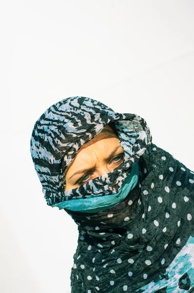 Menina muçulmana usando higab — Fotografia de Stock