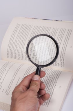 kitap üzerinde büyüteç