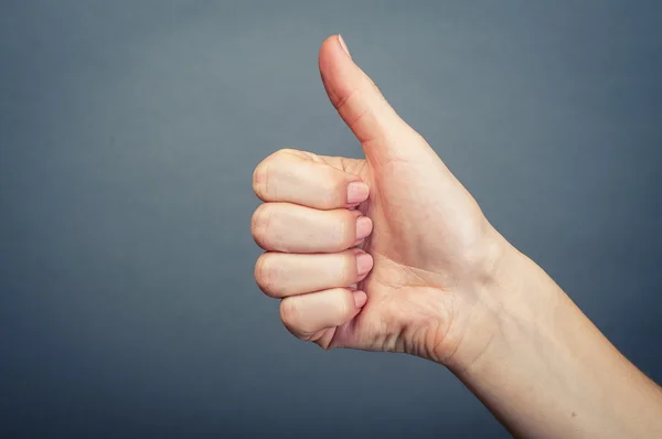 Mano femminile isolata — Foto Stock