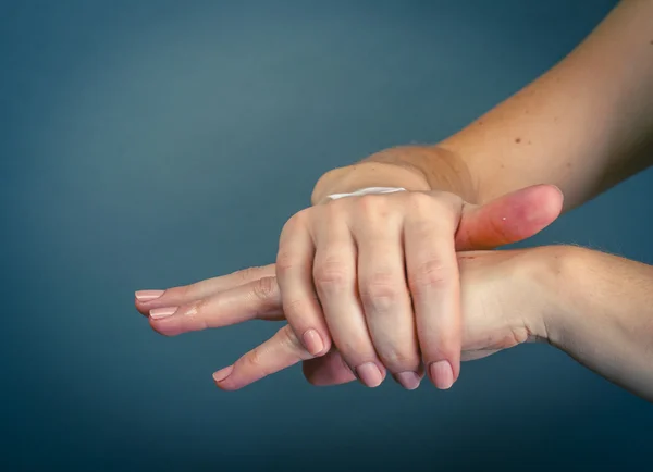 Γυναικείο χέρι απομονωθεί — Φωτογραφία Αρχείου