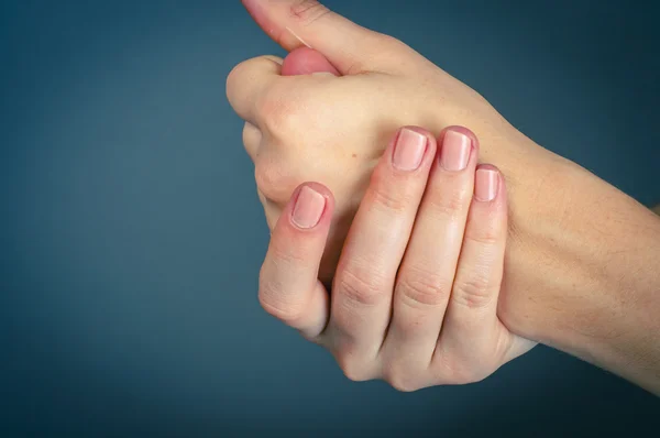 Mano femminile isolata — Foto Stock