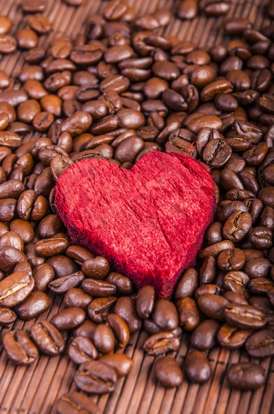 Granos de café y corazón rojo — Foto de Stock