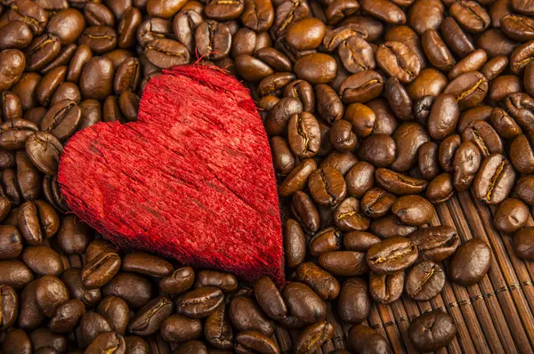 Grains de café et coeur rouge — Photo