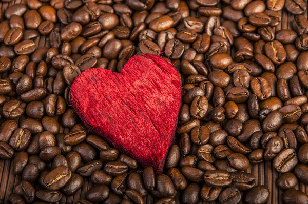 Koffiebonen en rood hart — Stockfoto