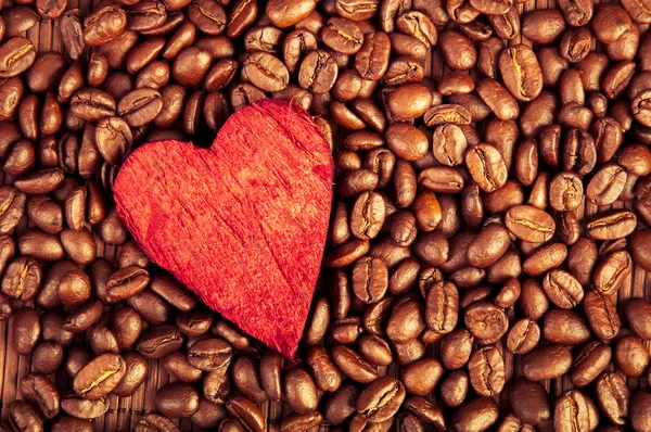 Koffiebonen en rood hart — Stockfoto