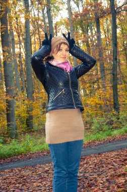 sonbahar sırasında orman kız