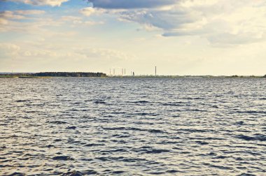 Göl ve fabrika ön planda