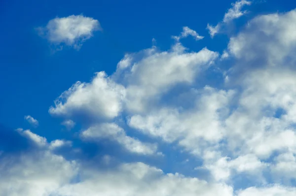 Ciel bleu avec nuages — Photo