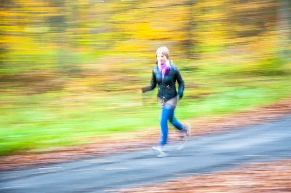 Dívka jogging v lese — Stock fotografie