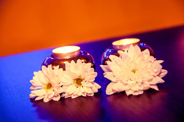 흰 꽃과 테이블에 촛불 — 스톡 사진
