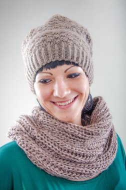 şapka ve eldiven giyen genç kız