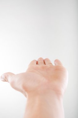 Beyaz arka plan üzerine açık el