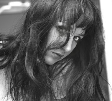 Genç, güzel esmer kız.