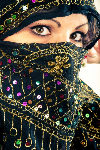 スタジオでのイスラム教徒の少女 — ストック写真
