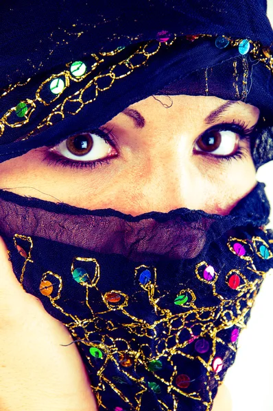Muslimsk tjej i studio — Stockfoto