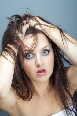 düşünme genç esmer kadın