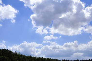 Bulutlu mavi gökyüzü