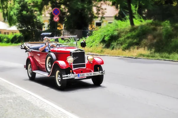 Une image de la vieille voiture rétro rouge dans Prague Ville — Photo