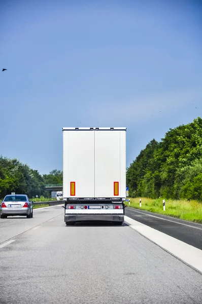 Een afbeelding van vrachtwagen op de snelweg — Stockfoto