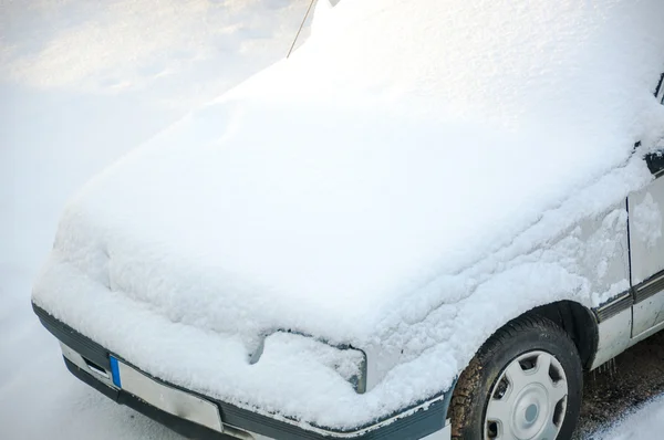 Cubierta de coche por nieve — Foto de Stock