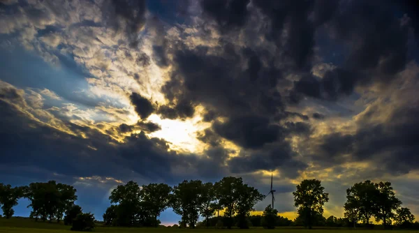 Céu escuro com nuvens de tempestade durante o pôr do sol — Fotografia de Stock