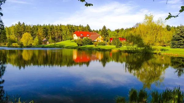 Dům uprostřed lesa — Stock fotografie