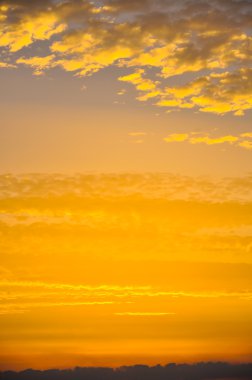 karanlık gökyüzü günbatımı sırasında fırtına bulutları ile