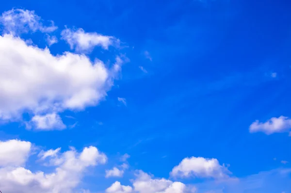 Ciel bleu avec nuages — Photo