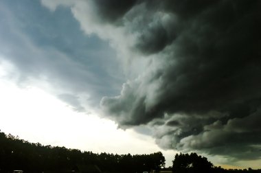 karanlık gökyüzü günbatımı sırasında fırtına bulutları ile