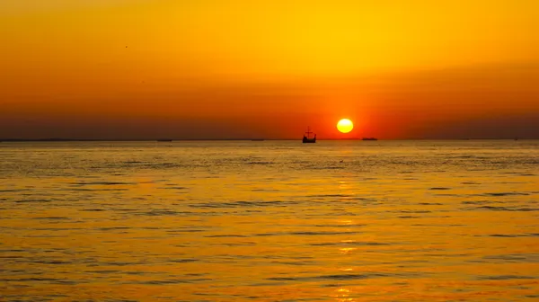 Pôr do sol sobre o mar Báltico — Fotografia de Stock