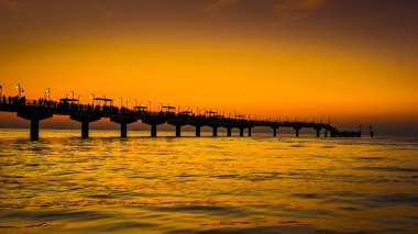 Günbatımı Baltık Denizi ve İskele üzerinde