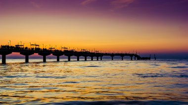 Günbatımı Baltık Denizi ve İskele üzerinde