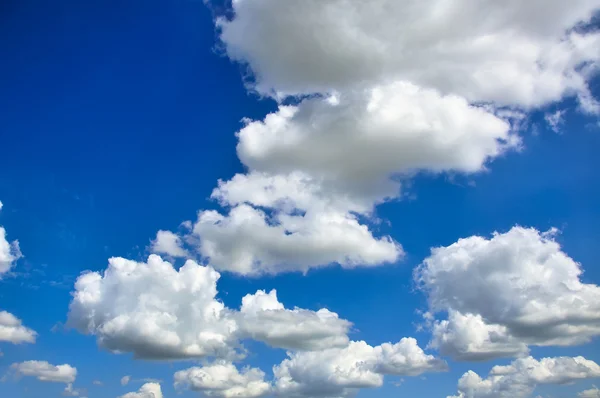 Blauwe lucht met wolken — Stockfoto