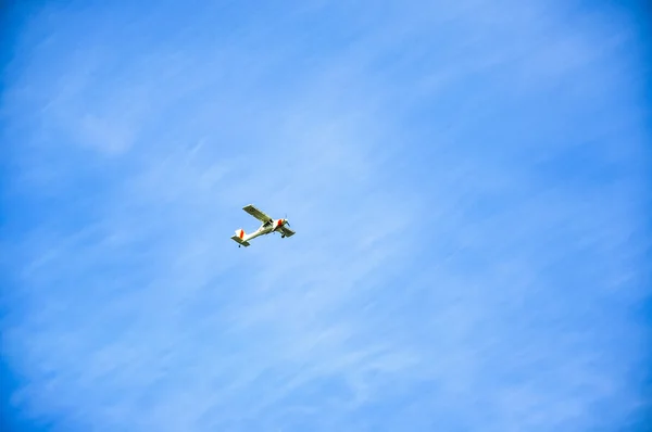 Vliegtuig tegen blauwe hemel — Stockfoto