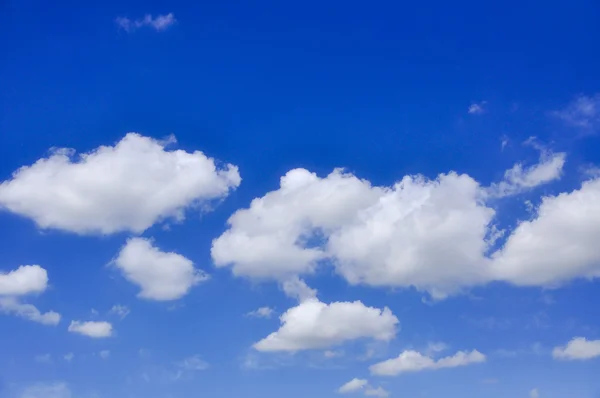 Ciel bleu avec nuages — Photo